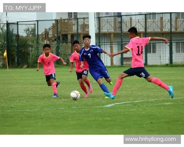 足球壁纸球星大全高清美图收藏带你感受绿茵激情瞬间