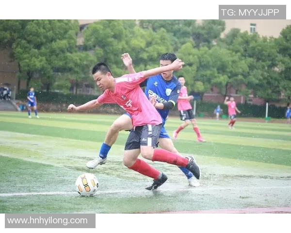 足球球星卡通光影创意插画展现运动激情与荣耀时刻